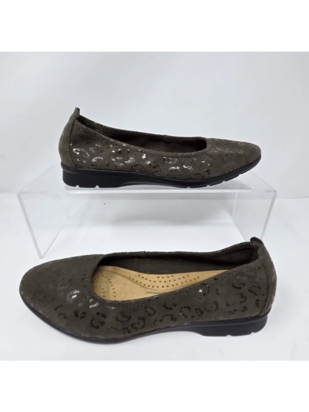 Clarks Collection 7.5 Olive Flexible Slip On Flats Padded Jenette Ease Interest